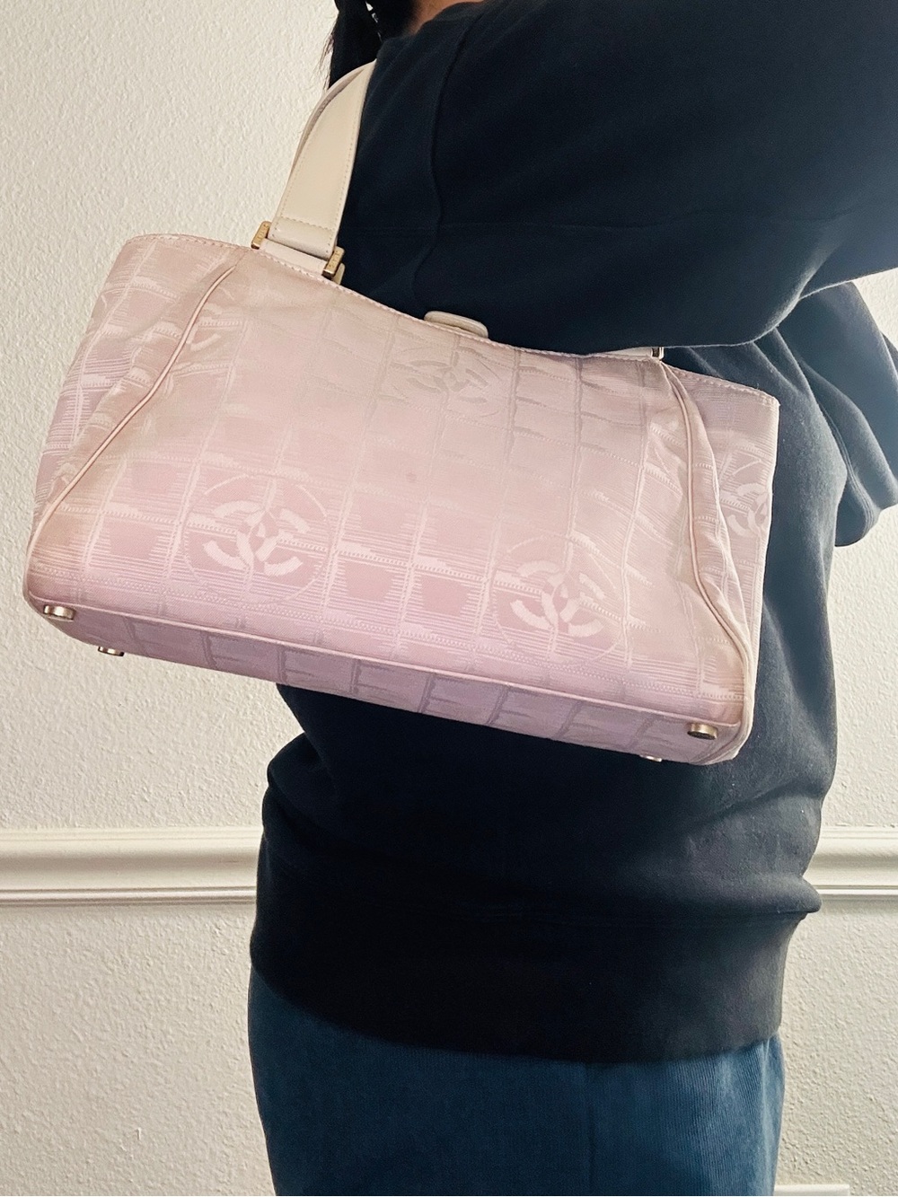 CHANEL travel line shoulder bag with COA - Picture 16 of 17